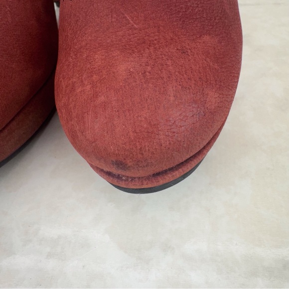 John Fluevog Gertrude Burnt Orange Suede T Strap Heels 9 - Picture 4 of 11